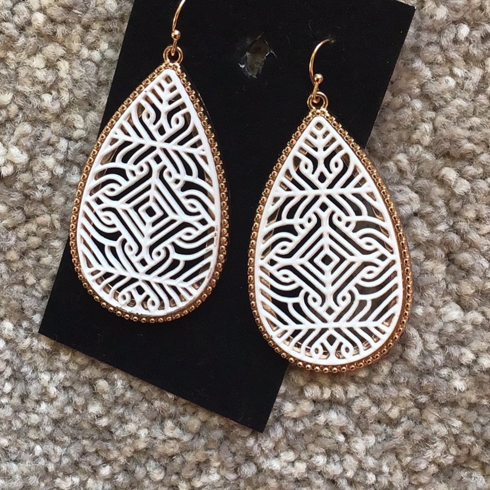 ✨3/$10 Teardrop earrings white nwot